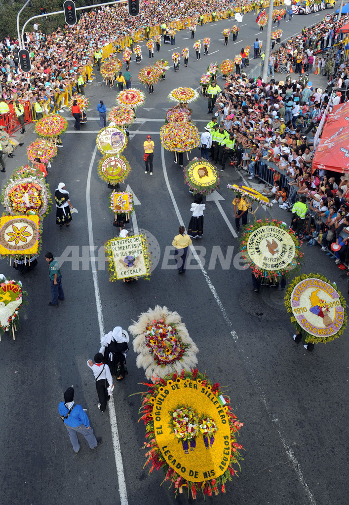 色鮮やかな花輪のパレード、南米コロンビア