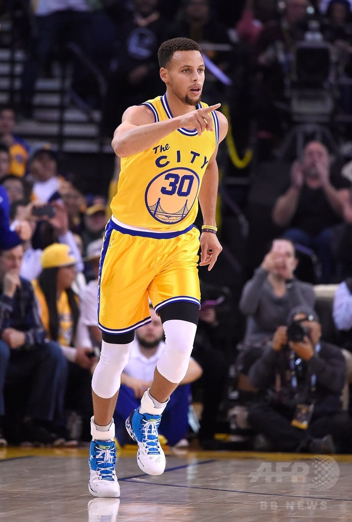 ウォリアーズがNBA新記録の開幕16連勝、レイカーズを一蹴
