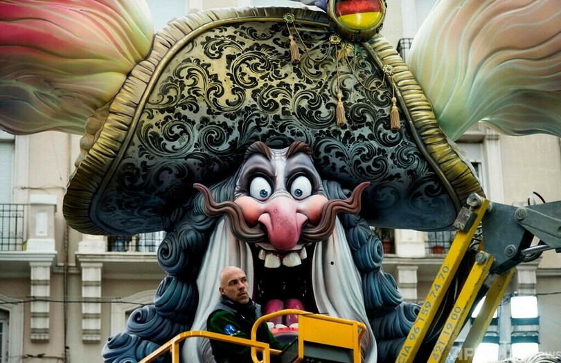 スペイン恒例の火祭り「ファリャス」 張り子の人形がずらり