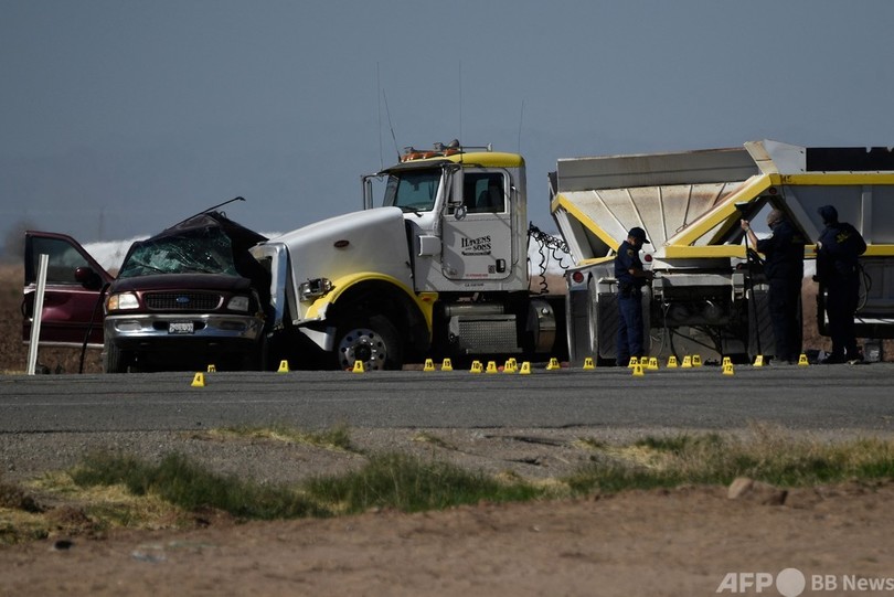 20人超乗ったSUVが衝突事故、13人死亡 米