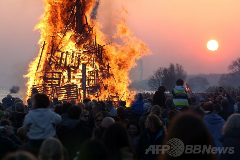 川堤で巨大なたき火、ハンブルクの「イースター・ファイア」