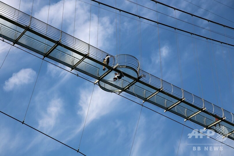 空中を歩いている気分？ 全長518メートルのガラス張りの橋