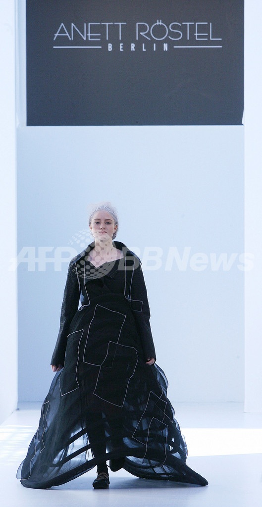 ＜08年春夏ベルリン・コレクション＞Anett Roestel、新作を発表