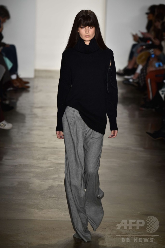 モノトーンにピンクや赤を織り交ぜて、「マリッサ・ウェッブ」15/16年秋冬