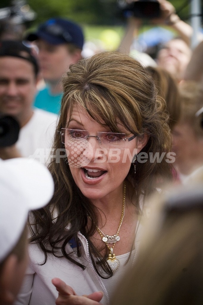 憶測呼ぶペイリン氏の知事辞職、次期大統領選への布石か