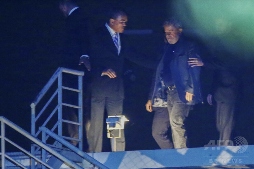 ブラジルのルラ元大統領、ヘリで拘置施設に到着