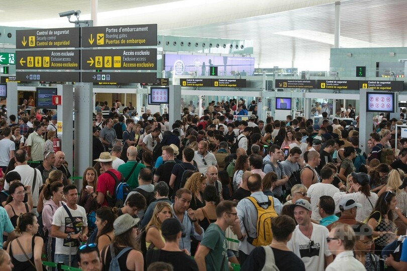 休暇シーズンのピークに警備員がスト突入、空港に長い列 スペイン