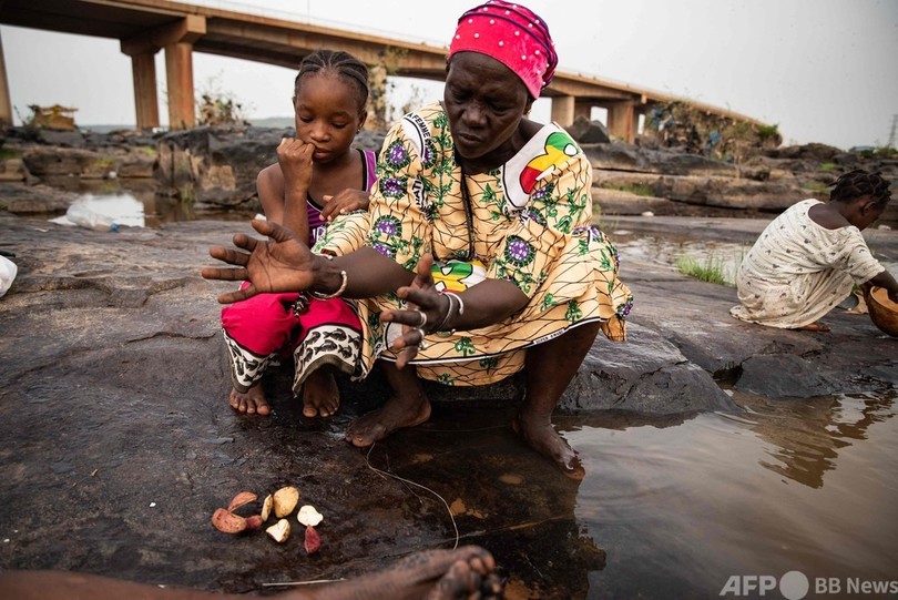 「中国橋」の下には精霊が…いけにえをささげる人々 マリ