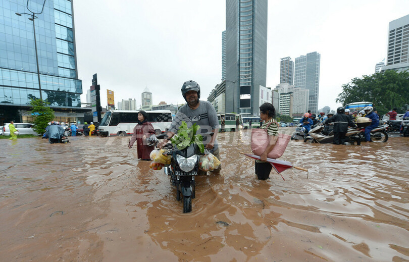 インドネシア首都で洪水、1万人避難