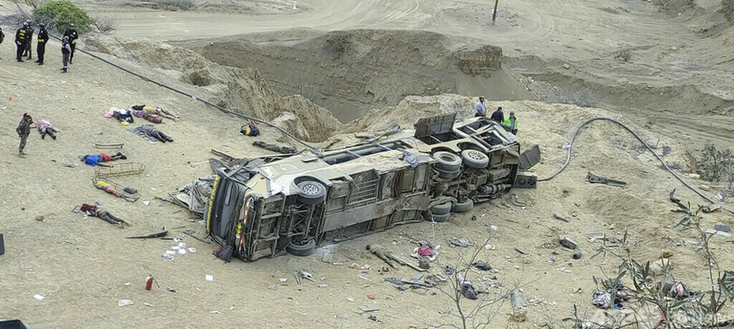 ペルー北部でバス転落、24人死亡