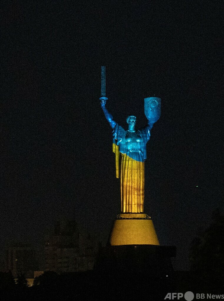 ウクライナ首都の女神像、米国旗色に