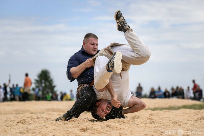 力と技の大熱戦、競技団体100周年でスイス相撲大会