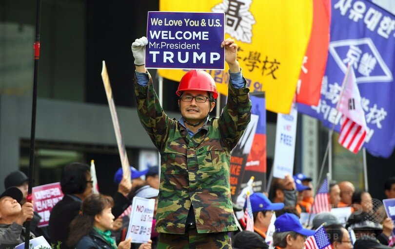 「戦争反対」「ようこそ」 トランプ氏訪韓目前、ソウルで相次ぎデモ
