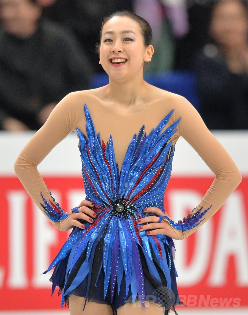 女子シングルで優勝した浅田真央、世界フィギュア 