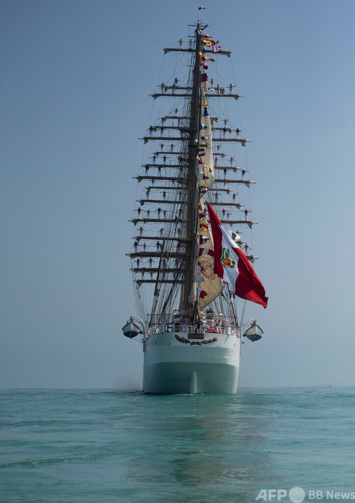 【今日の1枚】晴れ舞台はマストの上、ペルーで海軍演習