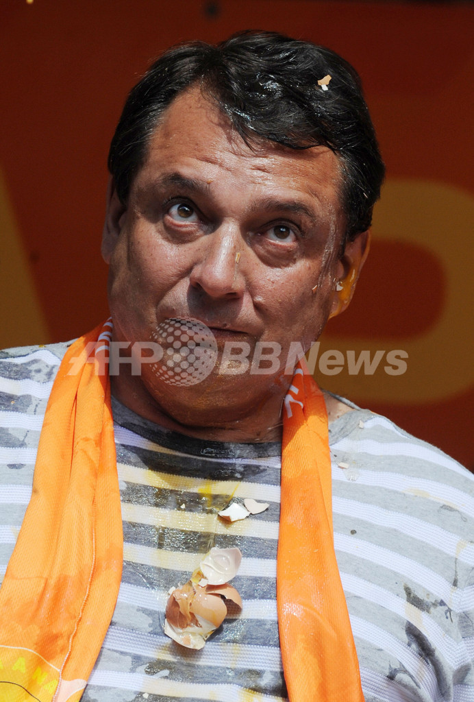 チェコ社会民主党党首、選挙集会で卵投げつけられる