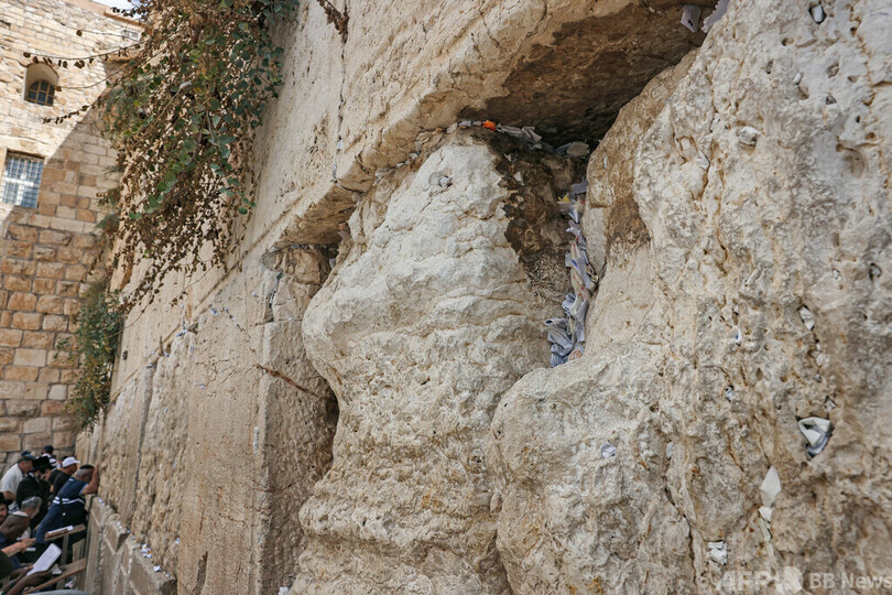 「嘆きの壁」に挟まれた無数の紙片 人々の思い エルサレム