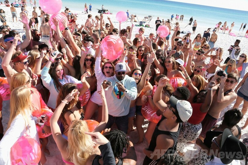 春休み到来！「ヴィクトリアズ・ シークレット ピンク」がビーチパーティー開催