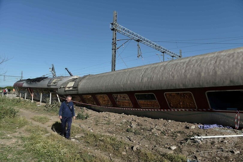 急行列車が脱線、民家に突っ込み5人死傷 ギリシャ北部