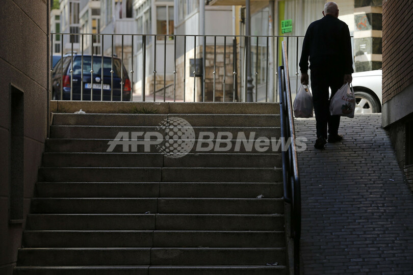 年老いた親に頼るスペインの失業者