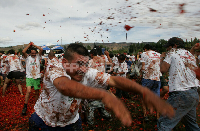 街中が真っ赤でドロドロ、コロンビアのトマト投げ祭り