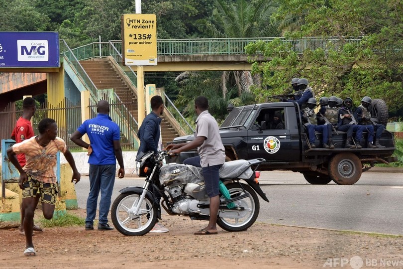 ギニアで軍事クーデター 大統領拘束