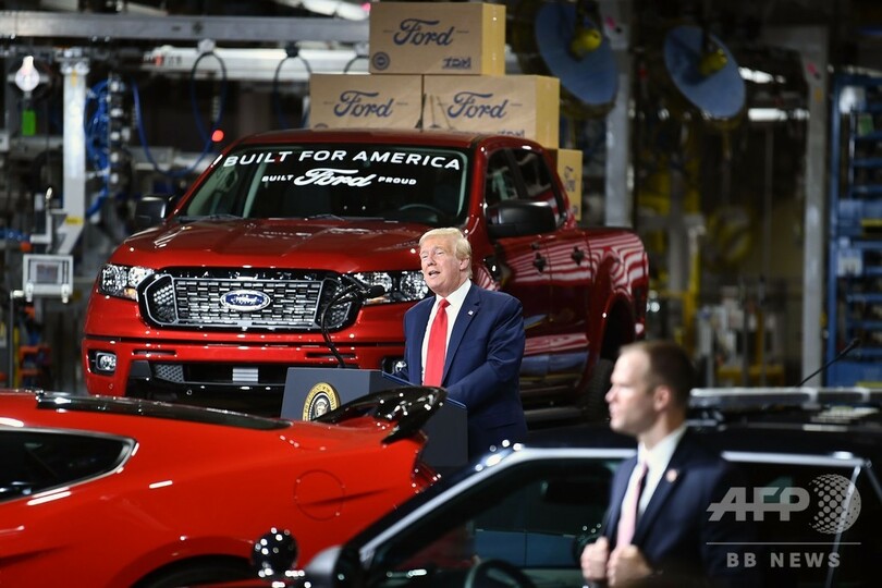 トランプ氏がついにマスク着用、報道陣の前では着けず 工場視察