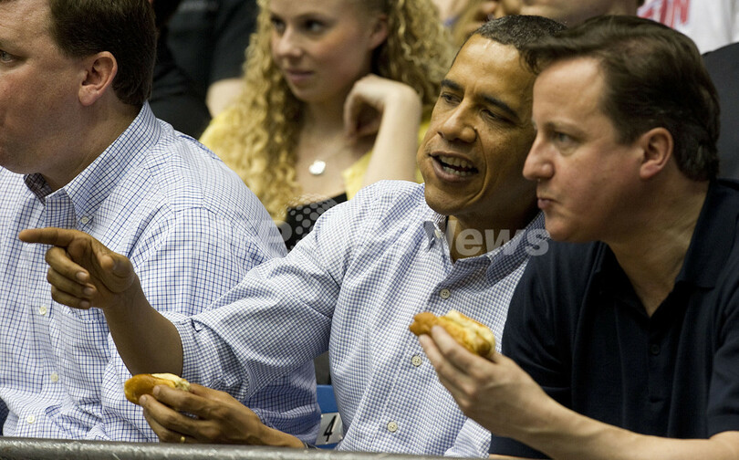 キャメロン英首相が訪米秘話、オバマ大統領に「寝かしつけてもらった」