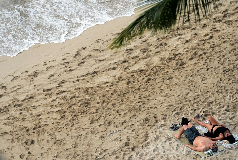 クリスマスはビーチでのんびり、ハワイでくつろぐ人たち