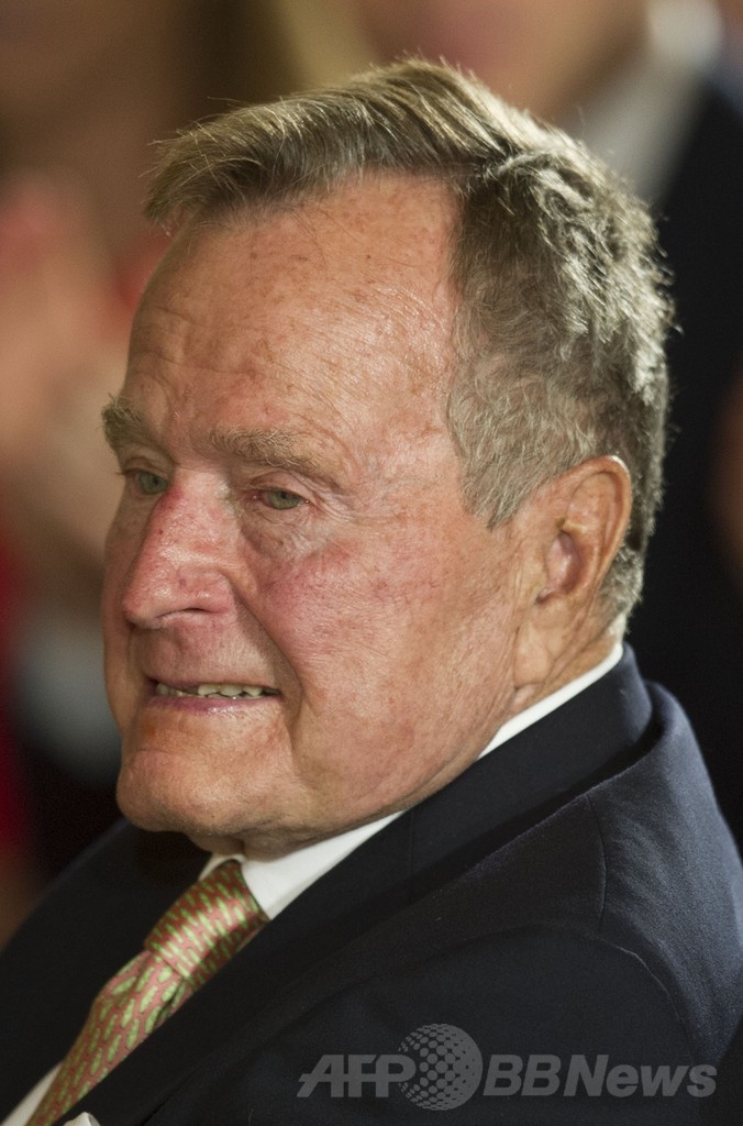 ブッシュ元米大統領、90歳の誕生日をスカイダイビングでお祝い