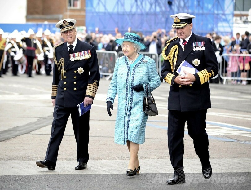 英女王、新空母に命名「クイーン・エリザベス」 英海軍最大