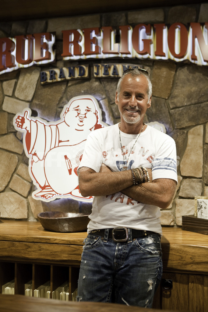 「トゥルー リリジョン ブランド ジーンズ」神宮前に路面店が誕生、モデルらが祝福