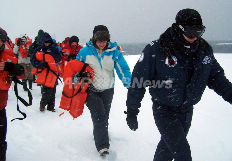 南極海の沈没客船、燃料流出への懸念が高まる