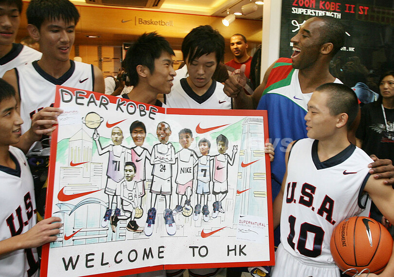 コービー・ブライアント 香港のスポーツ用品店を訪れる