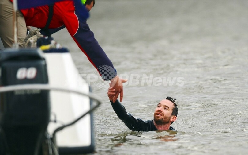 英国騒然、伝統のボートレースが乱入者で台無しに 五輪警備に不安も