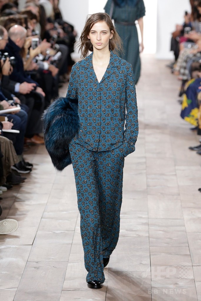 オーバーサイズのファーコートで見せるエレガンス、「マイケル・コース コレクション」15/16年秋冬