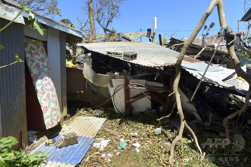 サイクロン直撃の離島、被災者「H」の文字で助け求める バヌアツ