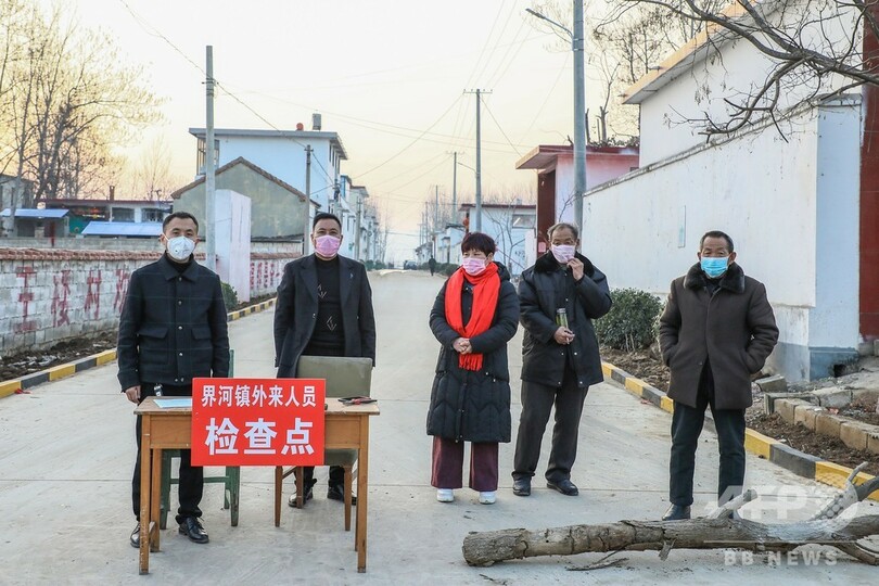 ウイルス恐れ中国各地にバリケード、ネット中傷も 武漢学生「敵扱いしないで」