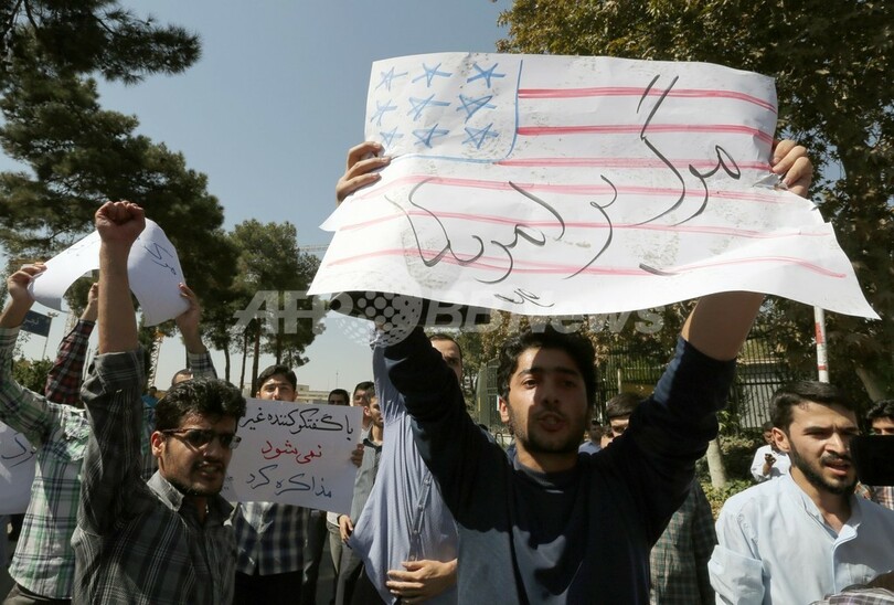 イラン大統領帰国、靴が投げつけられる場面も