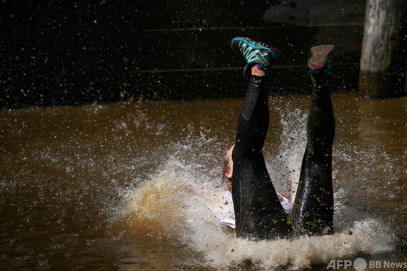 泥んこで野山を駆け抜けろ 英で障害物レース