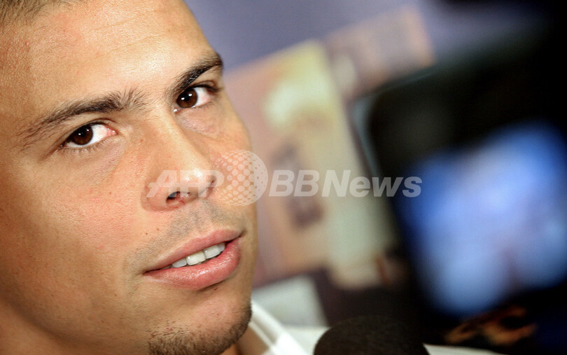 ＜サッカー セリエA＞ロナウド ACミランの入団会見に出席 - イタリア