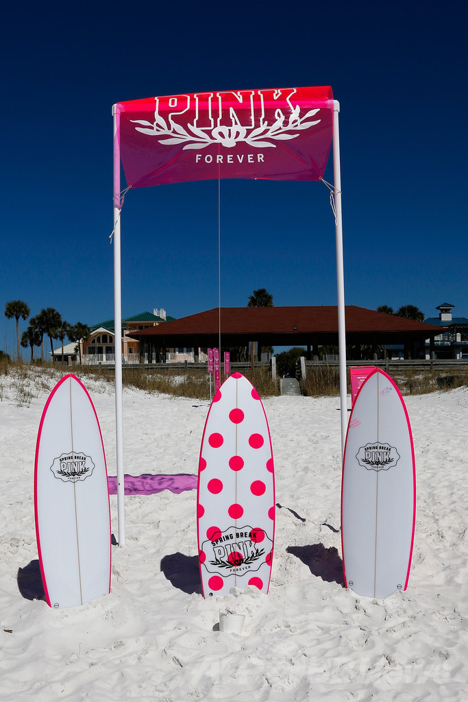 春休み到来！「ヴィクトリアズ・ シークレット ピンク」がビーチパーティー開催