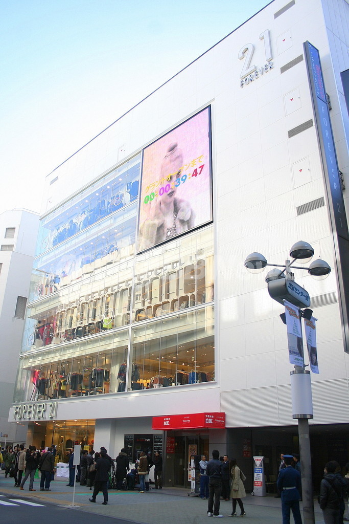 フォーエバー21渋谷オープン、西野カナが祝福！