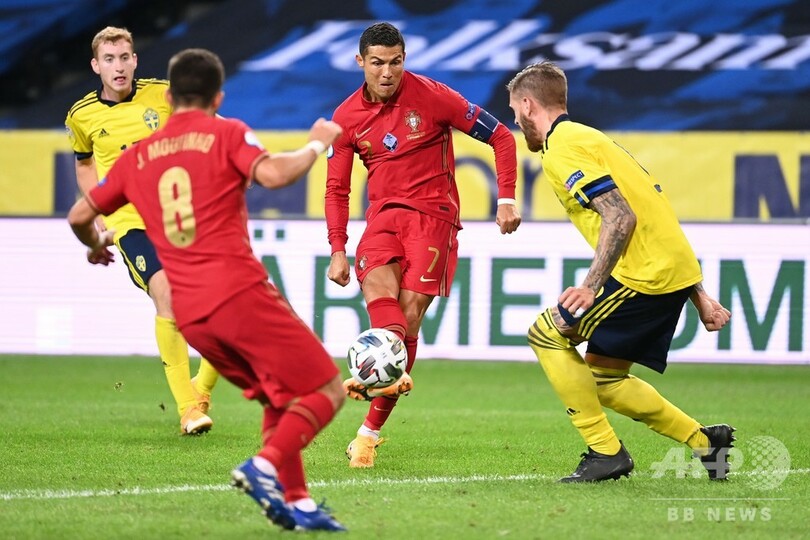 ロナウドが代表通算100得点の偉業、ポルトガルがスウェーデン下す