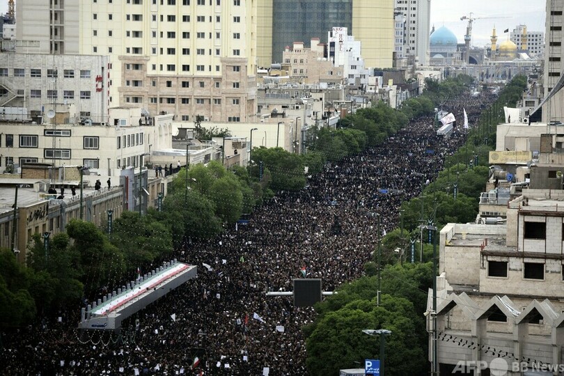 イラン大統領、故郷に埋葬 数十万人が最後の別れ