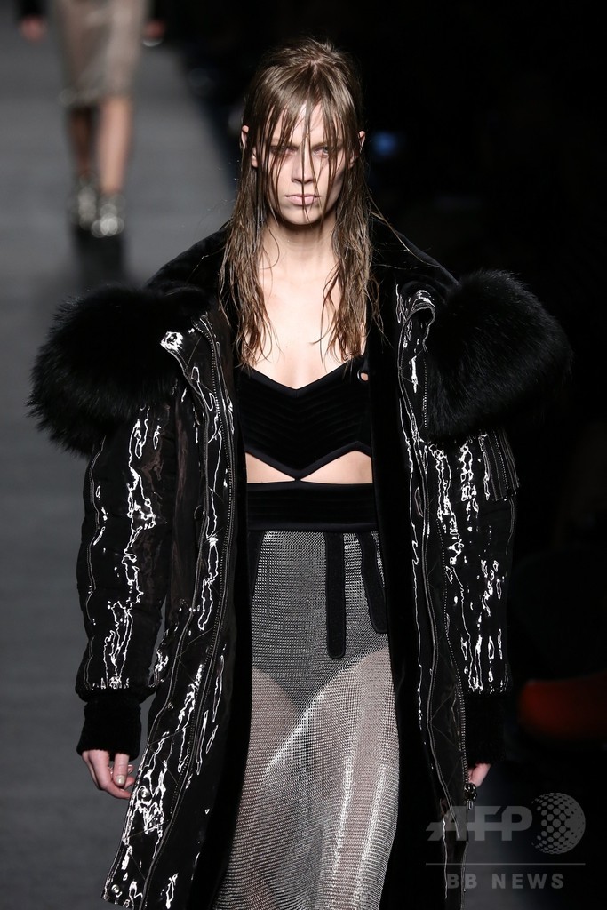 レザーやベルベットで表現するヘビメタ、「アレキサンダー ワン」15/16年秋冬