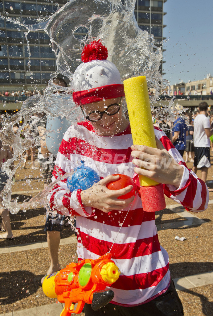 イスラエルで水合戦、外国人観光客も「参戦」