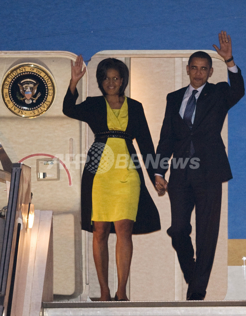 英訪問のミシェル米大統領夫人、「ジュンヤ ワタナベ」から「ジェイソン ウー」まで鮮やかな装い