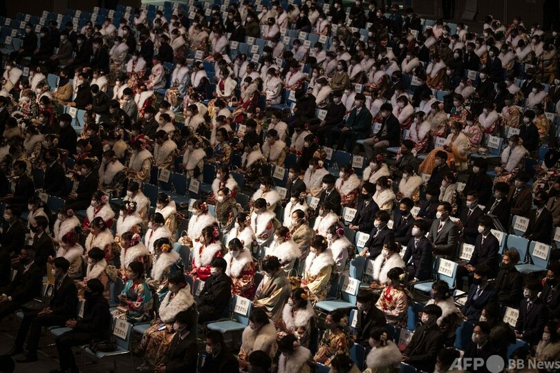 コロナ禍の成人式、大勢の新成人が参加 各自治体が工夫