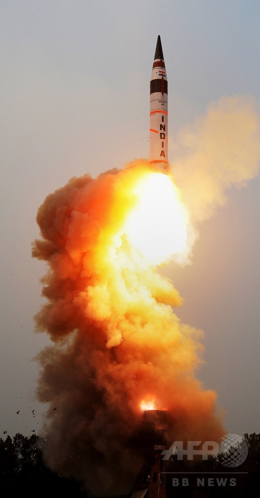 インドの長距離ミサイル「アグニ5」、可搬式装置で初の試射成功